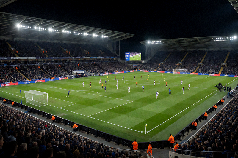 夜晚进行的足球联赛比赛现场全景画面