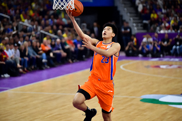 NBA常规赛中球员在篮下完成上篮的比赛瞬间